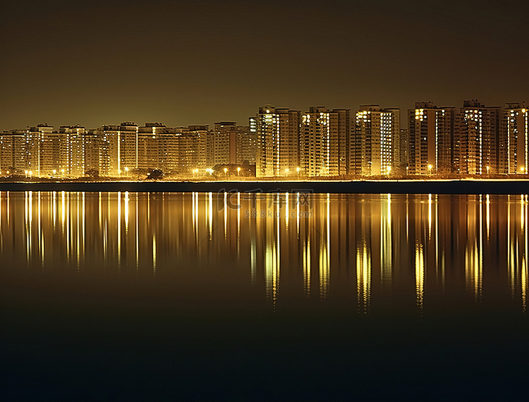 夜晚的城市在湖面上，水面上有倒