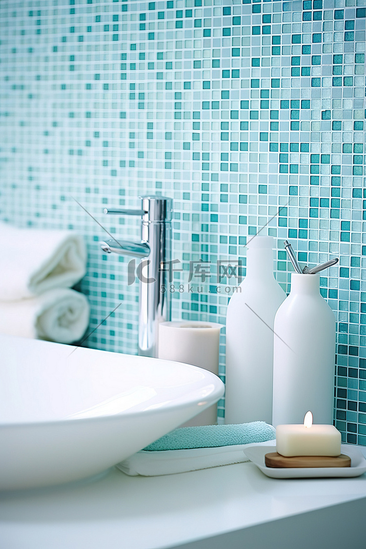 水槽后面的浴室和蓝色瓷砖墙与浴