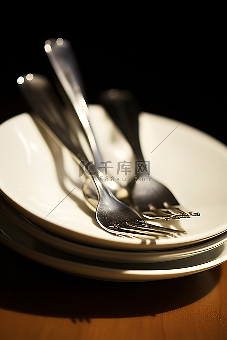 两个银汤匙叠放在盘子上