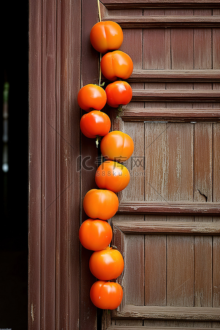 一堆西红柿坐在旧木门上
