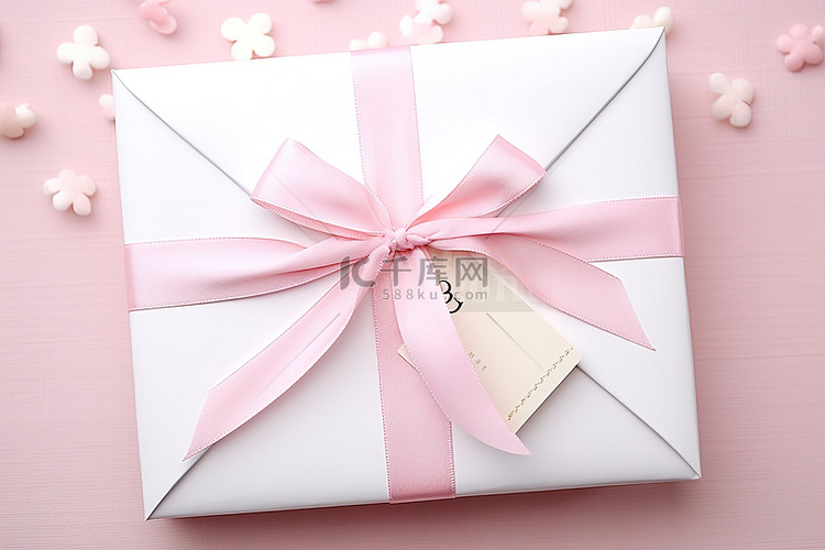 一个白色信封，周围系着粉红色蝴