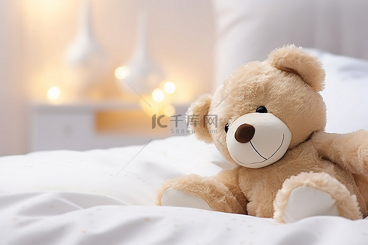 一只泰迪熊躺在白色床单的床上