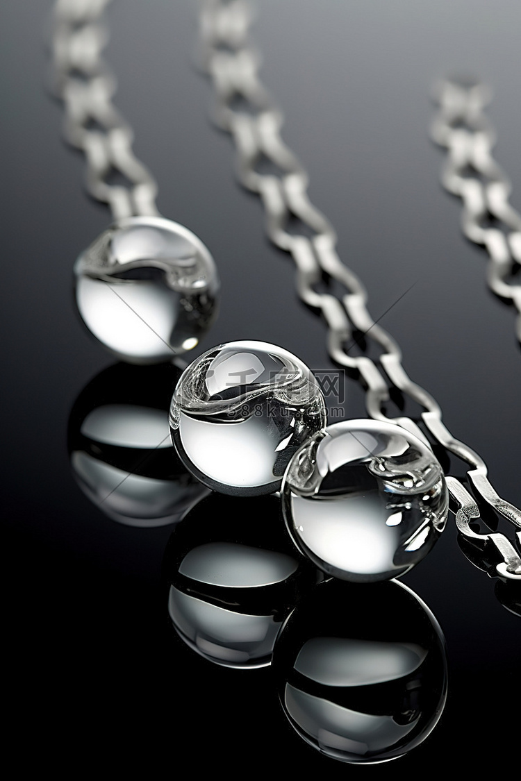 透明玻璃珠和链条