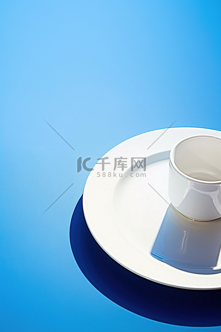 蓝色背景上的盘子和杯子
