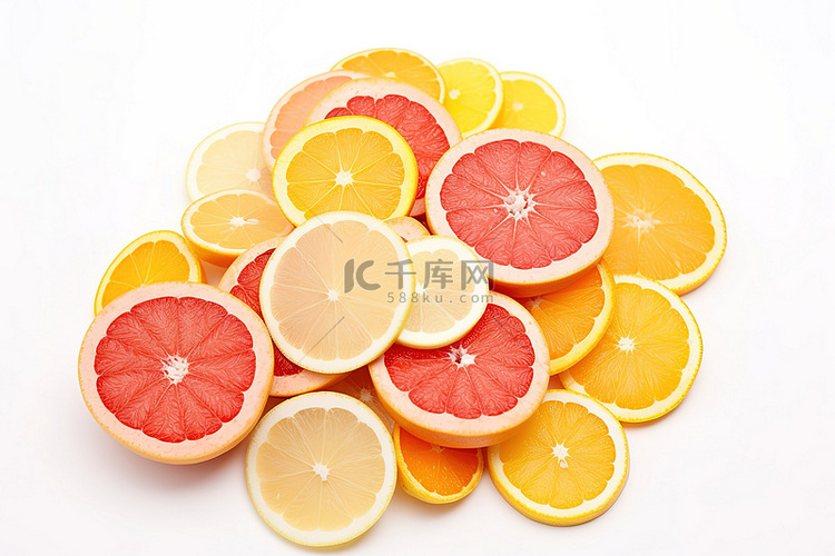 白色背景上的一小堆柑橘