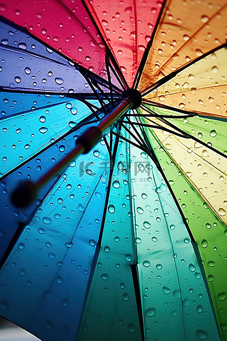 雨滴飞溅的彩色雨伞