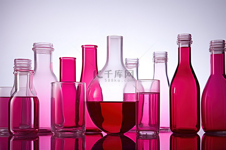 一杯红色液体放在一些透明瓶子上