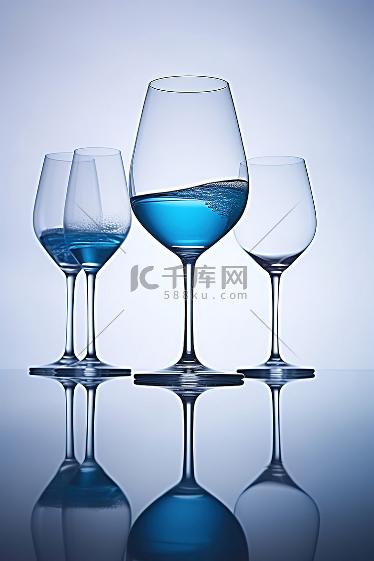 蓝色的酒杯和蓝色的水