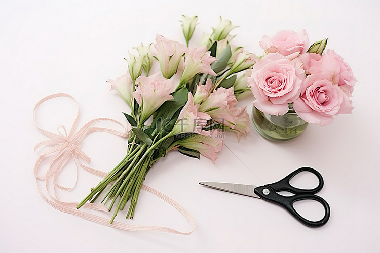 粉红色花朵旁边的花束和剪刀