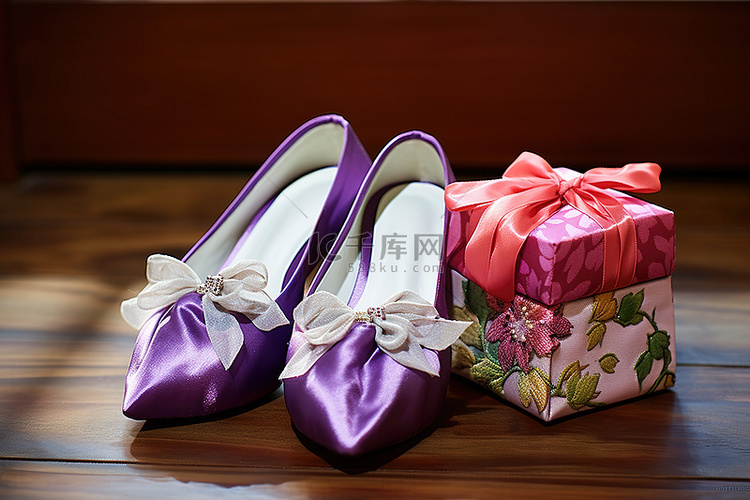 鞋子是粉红色的，放在礼品盒的顶
