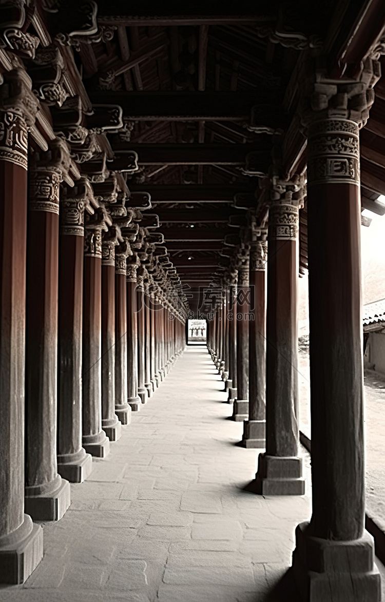 一条长长的走廊，沿途有柱子和石