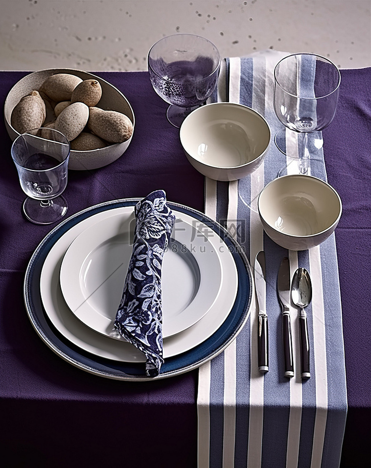 蓝色和白色的餐具，配有白色餐叉