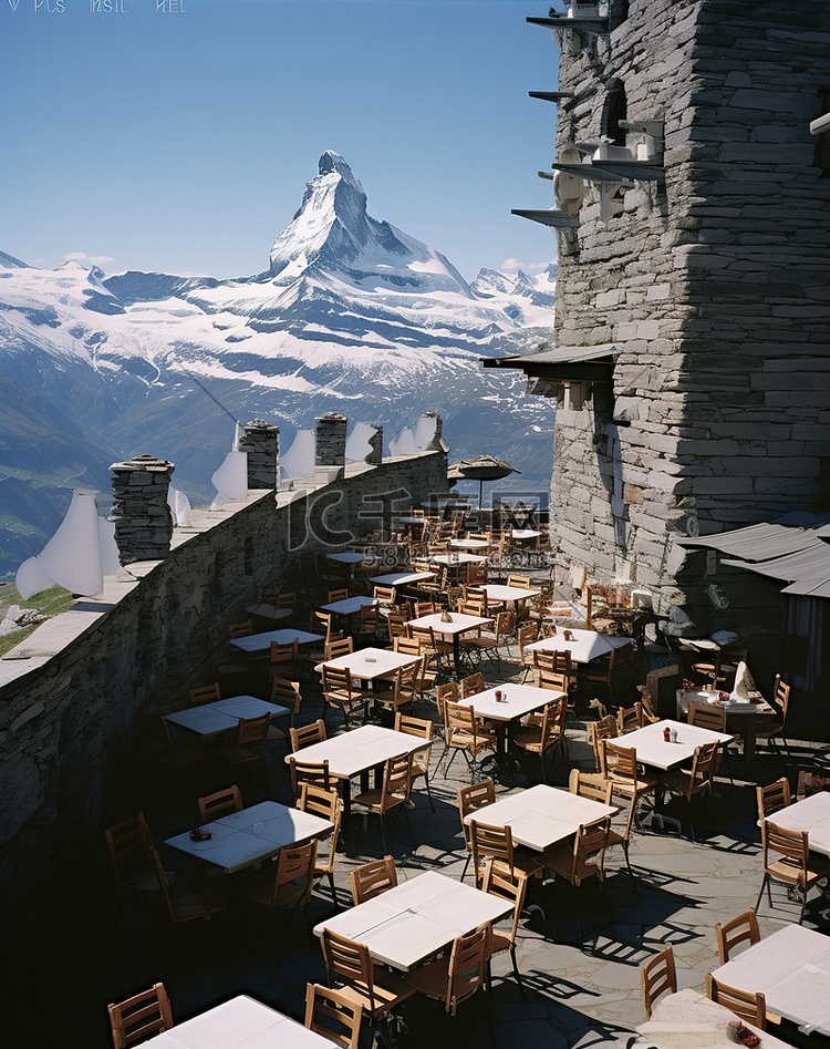 雪山旁设有座位的户外餐厅