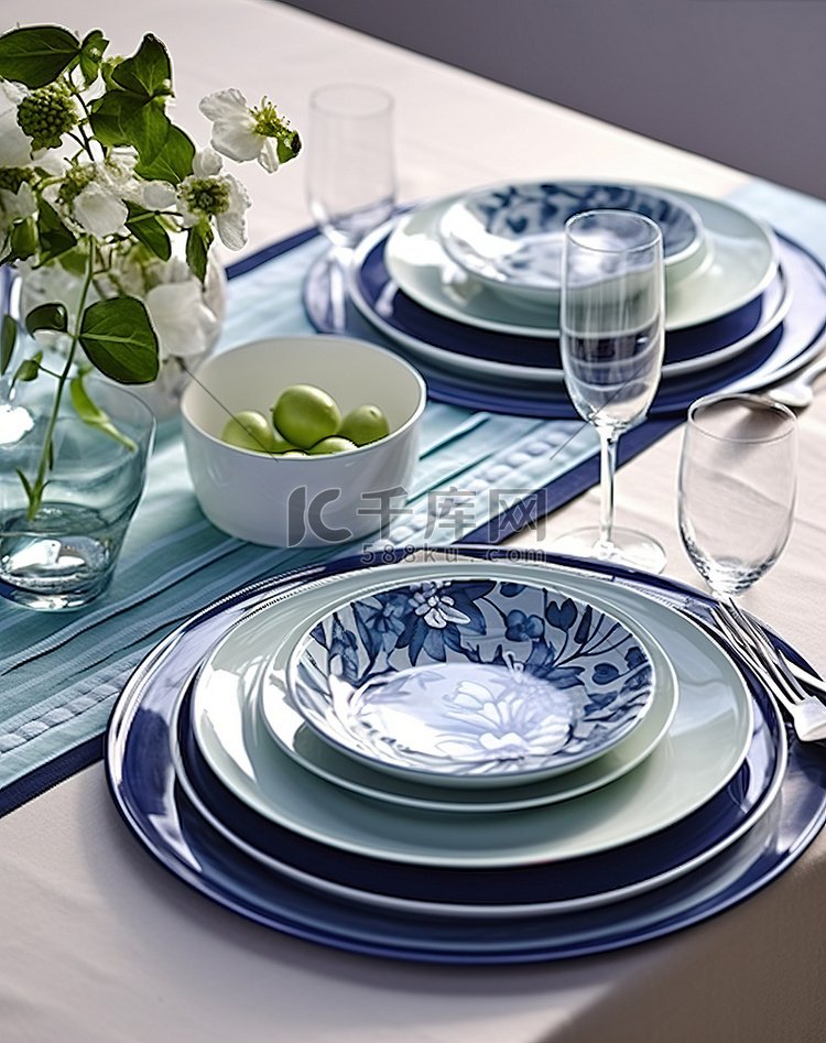 一套蓝白相间的盘子和餐具
