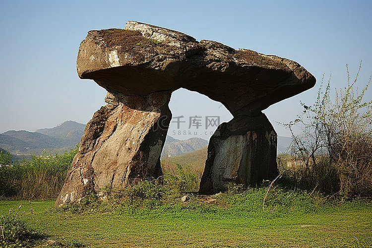 一个巨大的岩石雕塑坐落在草地上