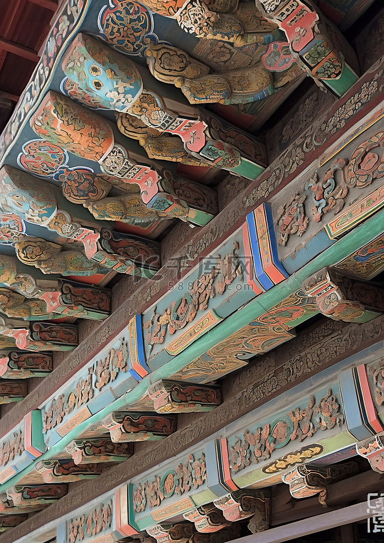 寺庙的天花板装饰着华丽的装饰