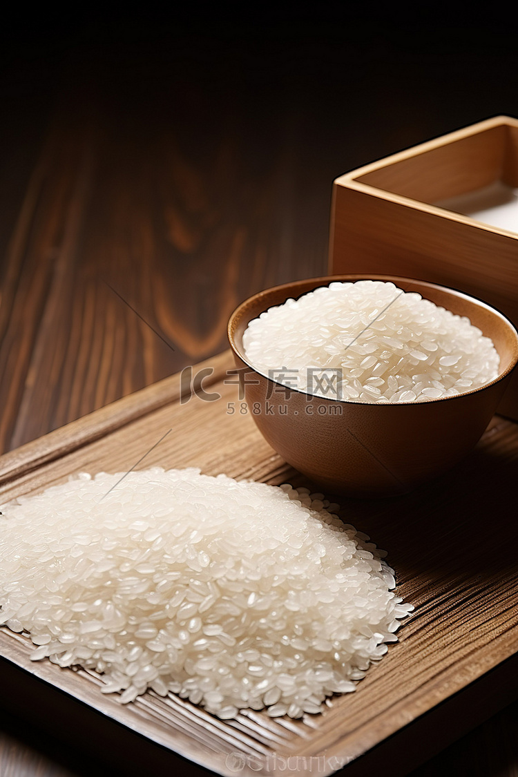 木桌上展示的米饭