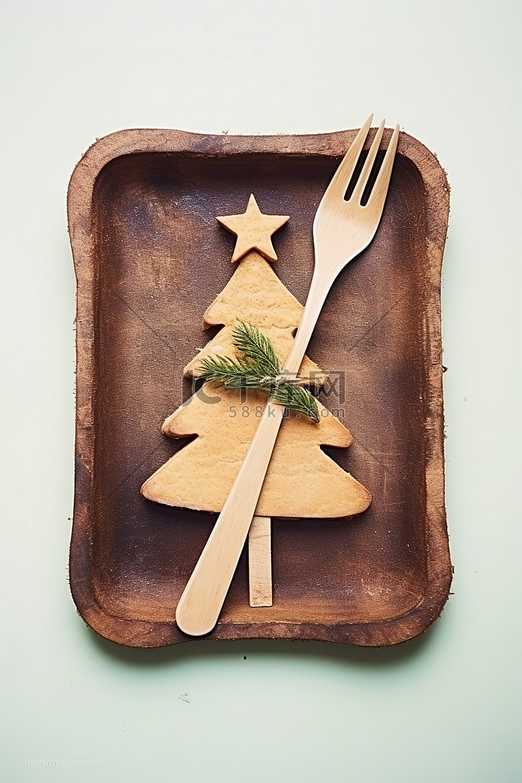 一棵圣诞树，木托盘上放着刀叉