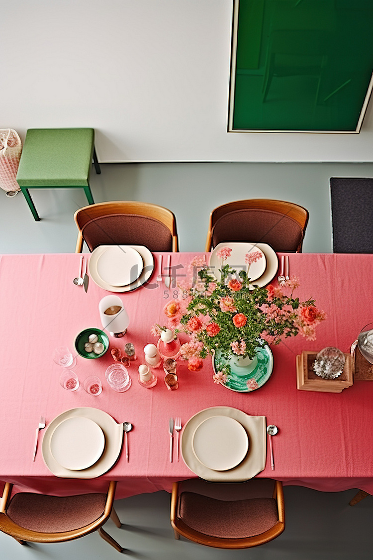 有粉红色桌布的现代餐厅