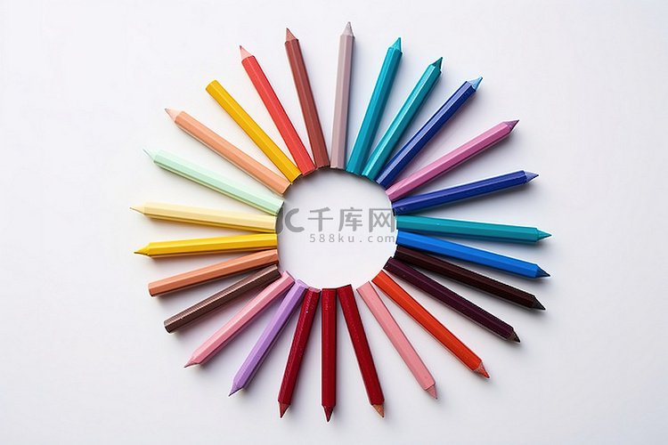 彩色蜡笔在白色表面上排列成圆圈