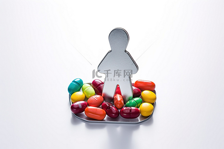 几种不同的彩色药丸，形状为人体