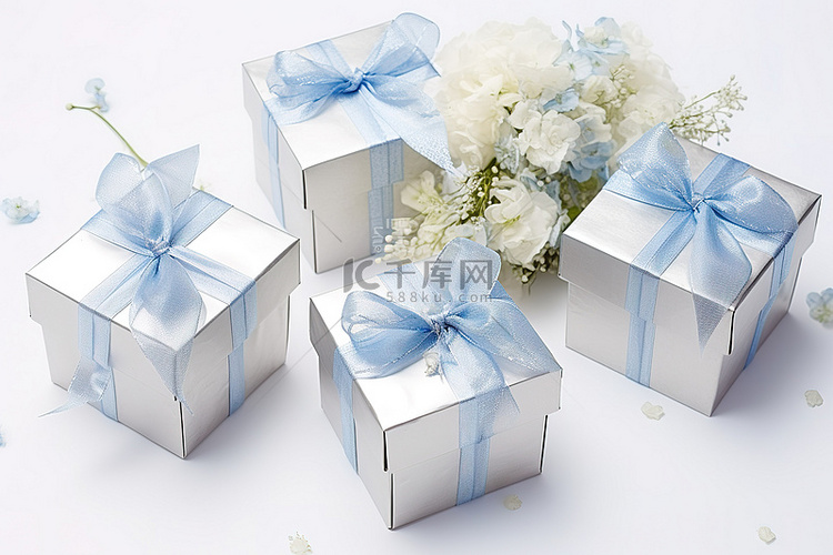 四个银色蓝色盒子，里面装有鲜花