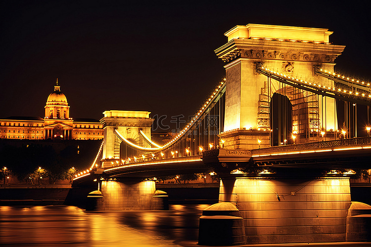 布达佩斯的链桥在晚上