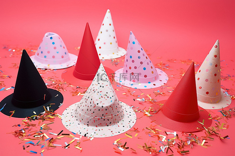 红桌上的帽子和派对五彩纸屑