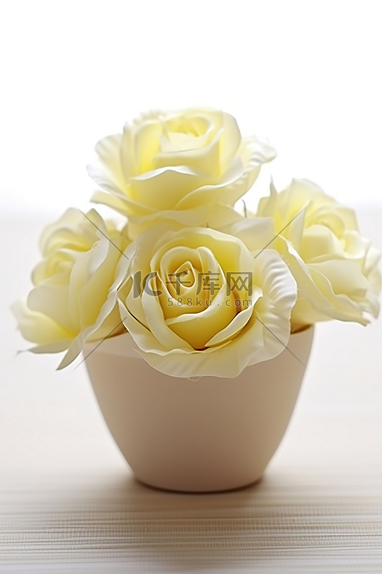 黄色碗里的白玫瑰
