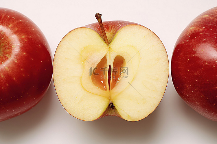 红苹果和油桃的一部分被切掉的图