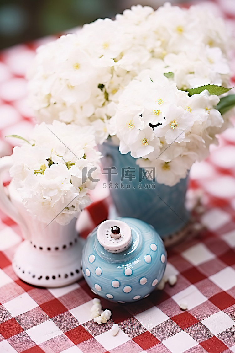 两个花瓶，白花和一个花盆