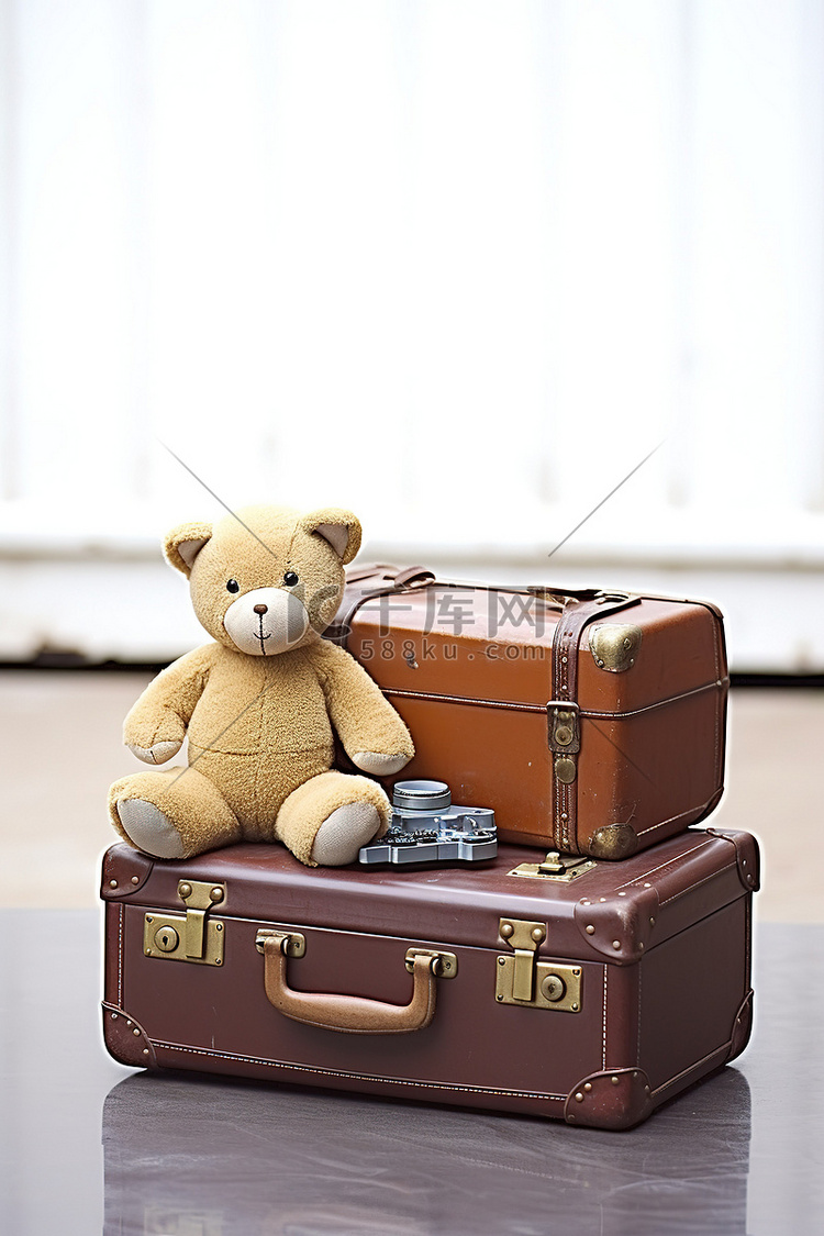 泰迪熊和复古棕色手提箱