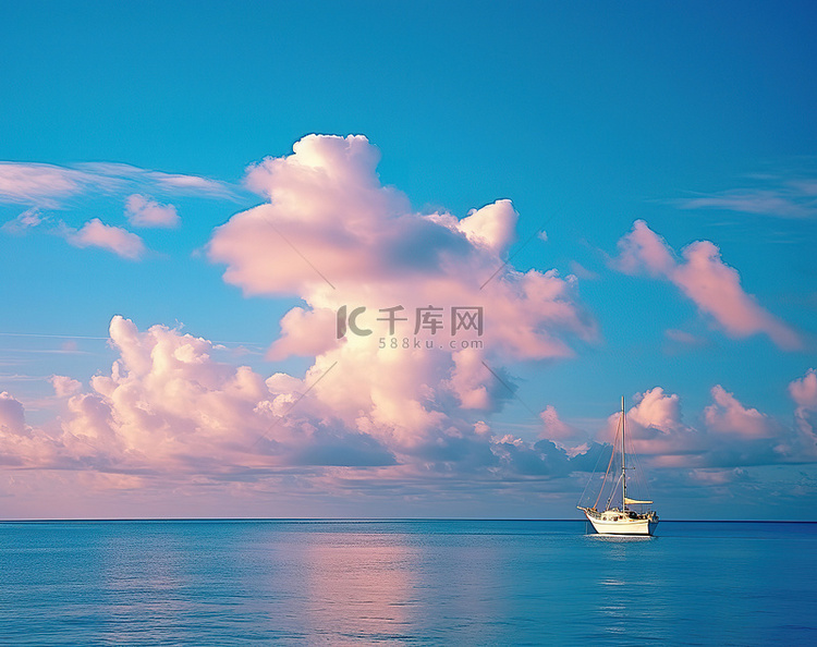美丽清澈的蓝色海洋，有小船和彩