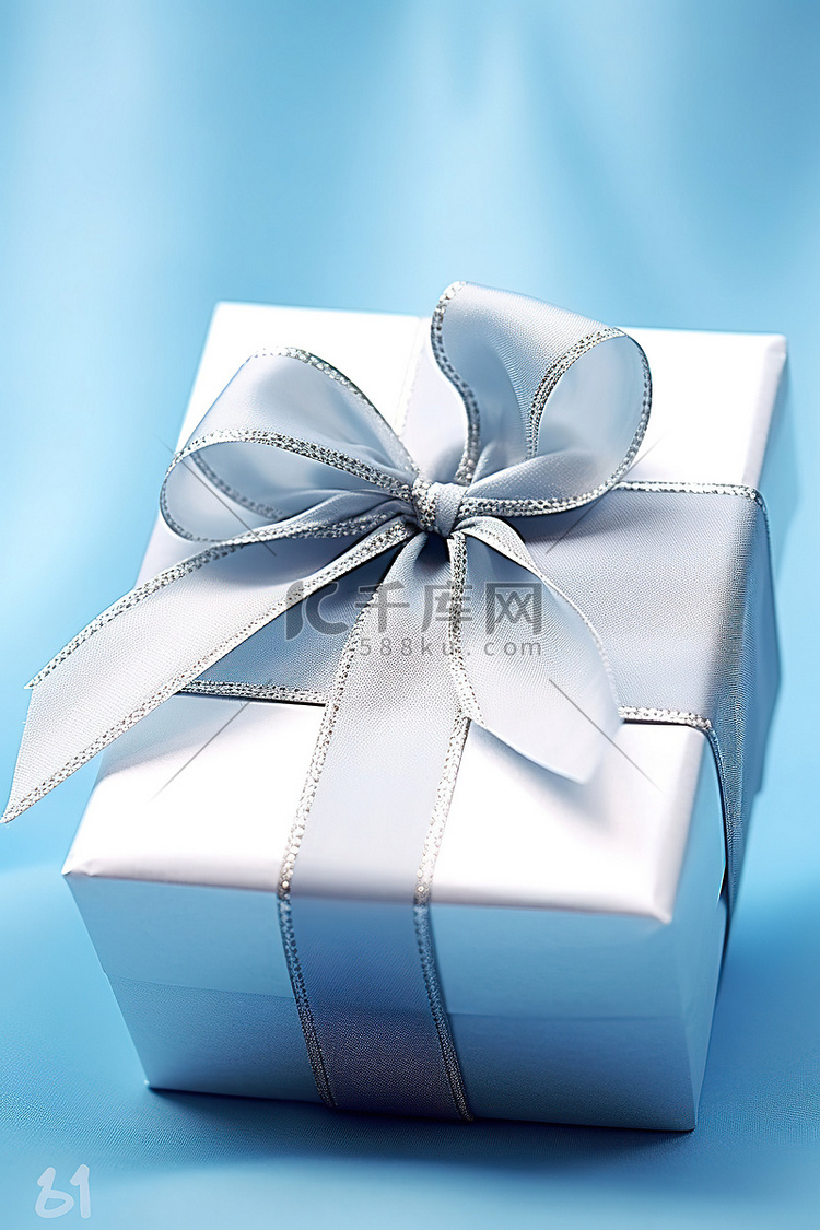 有银色丝带的蓝色礼物盒