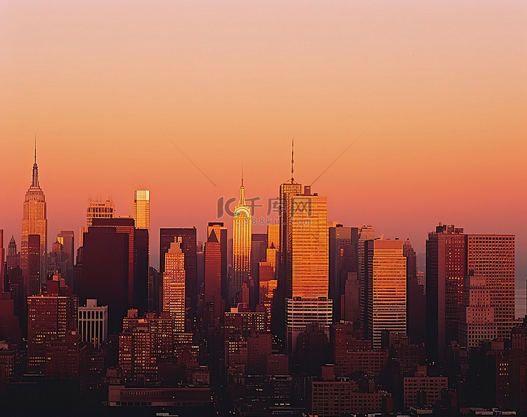 日落时纽约天际线的景色