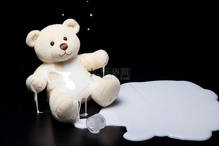 泰迪熊掉牛奶
