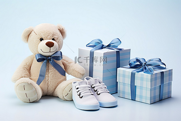 显示了婴儿礼物毛绒熊鞋和泰迪熊