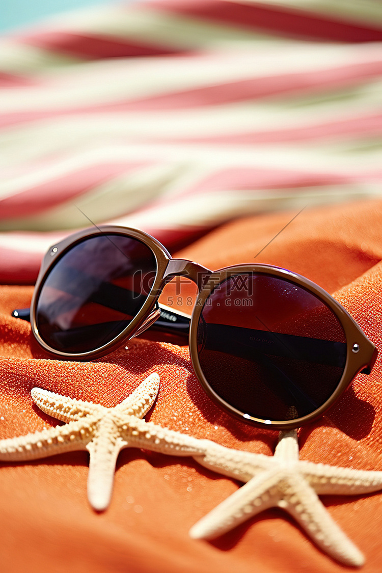 太阳镜和沙滩巾里的海星