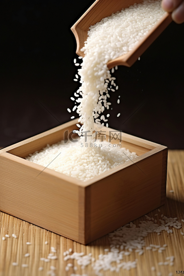 米饭从盒子里倒出来