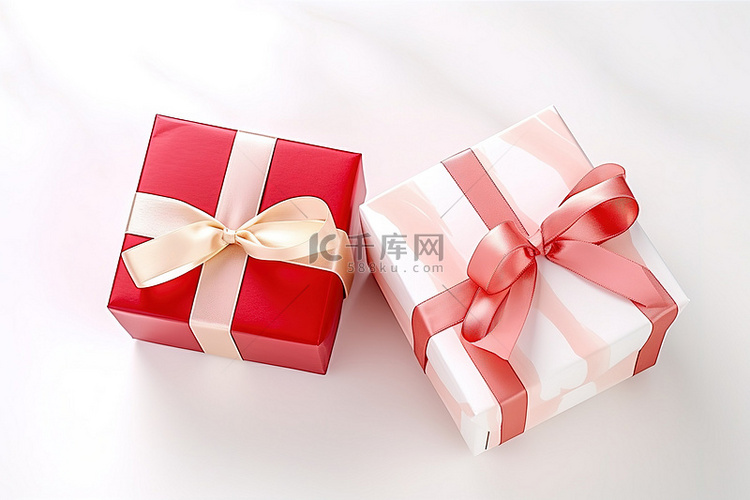 两个红色粉色和白色礼品盒位于白