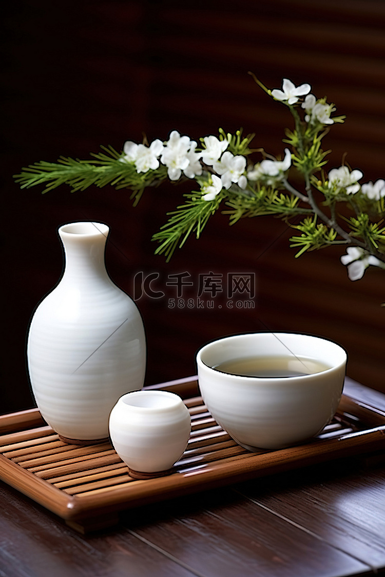 木桌上的一个白色花瓶和一杯茶