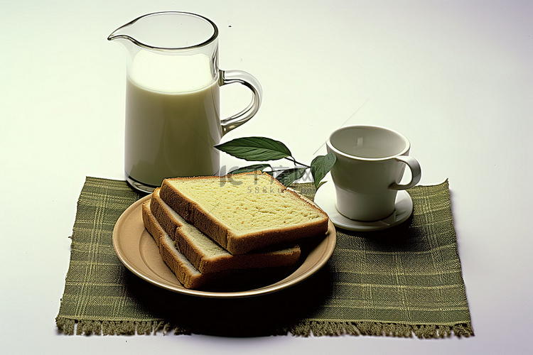四片面包，旁边有一罐牛奶和绿茶