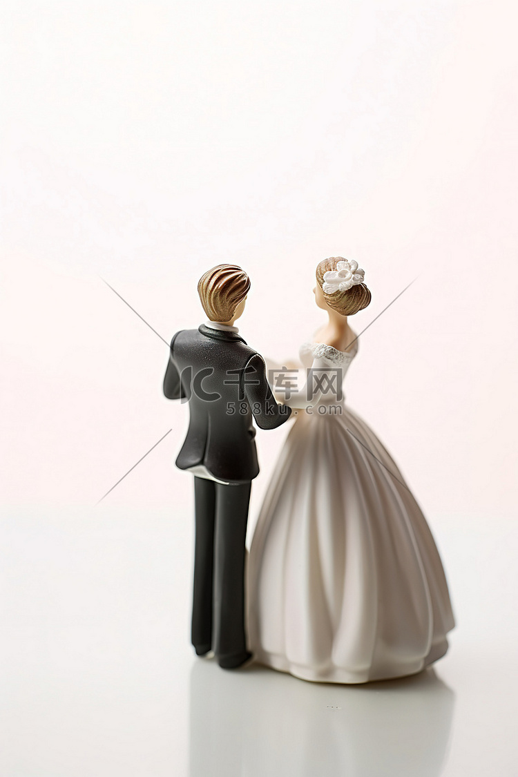 白色背景上的两个小雕像婚礼雕像