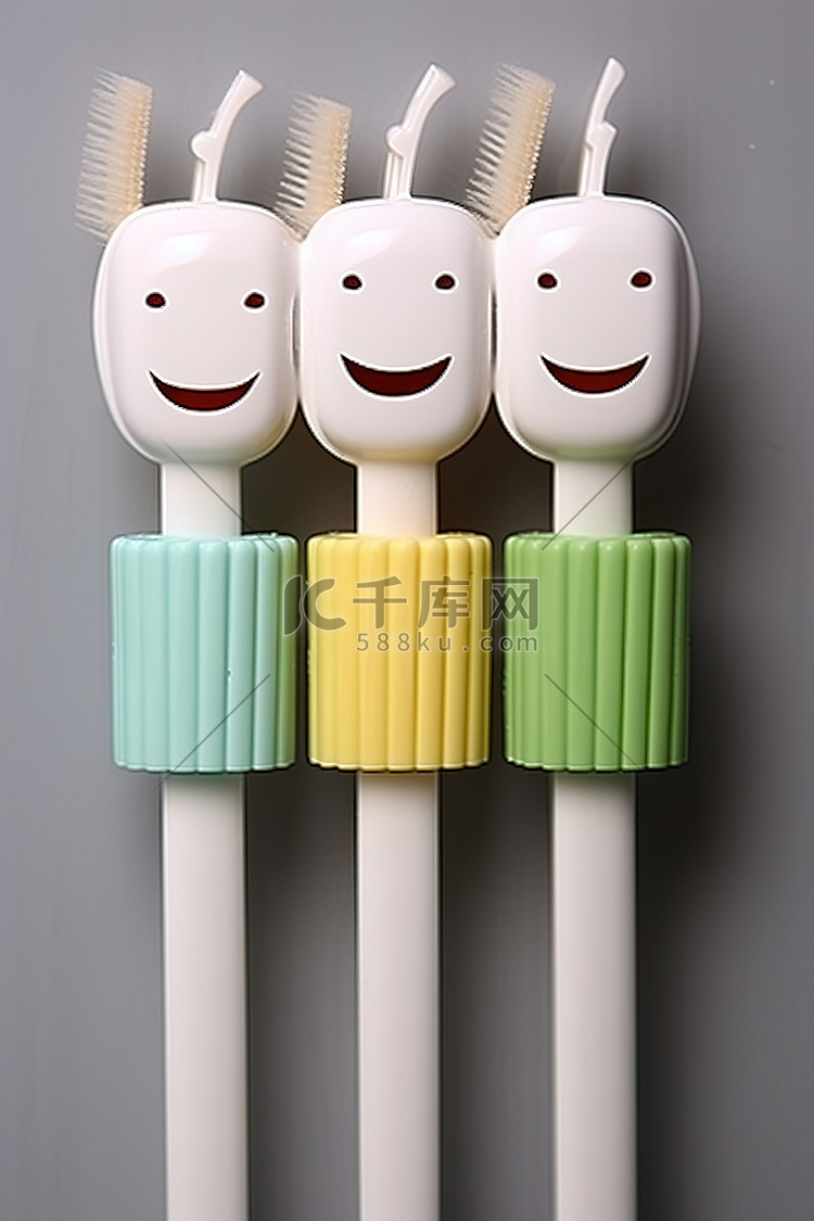 带牙刷架的牙刷上有 3 个笑脸