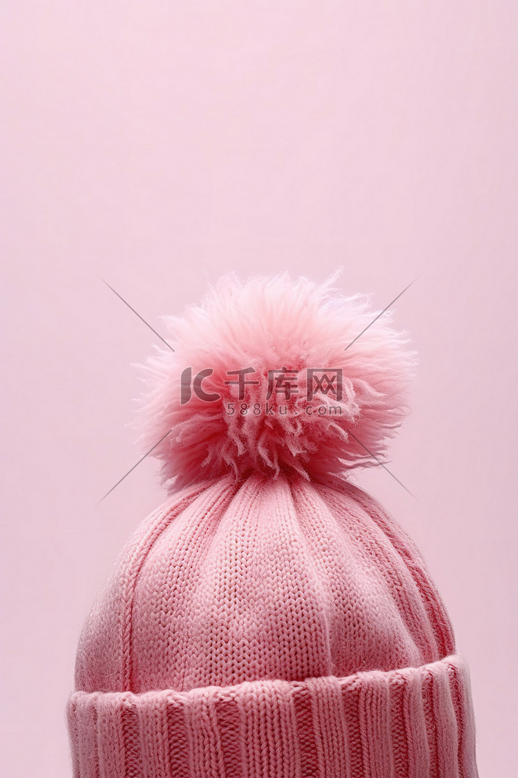 顶部有毛绒球的粉色针织帽