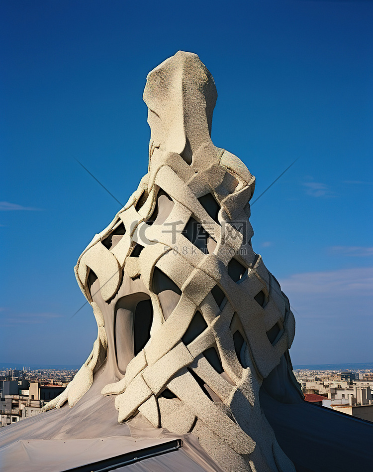 巴塞罗那屋顶上制作了一座雕像