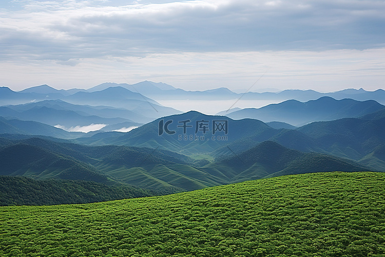 从高山拍摄的照片是被群山包围的