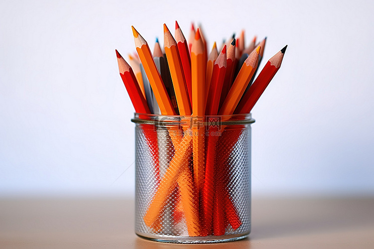 铅笔盒内有红色和橙色手柄的铅笔