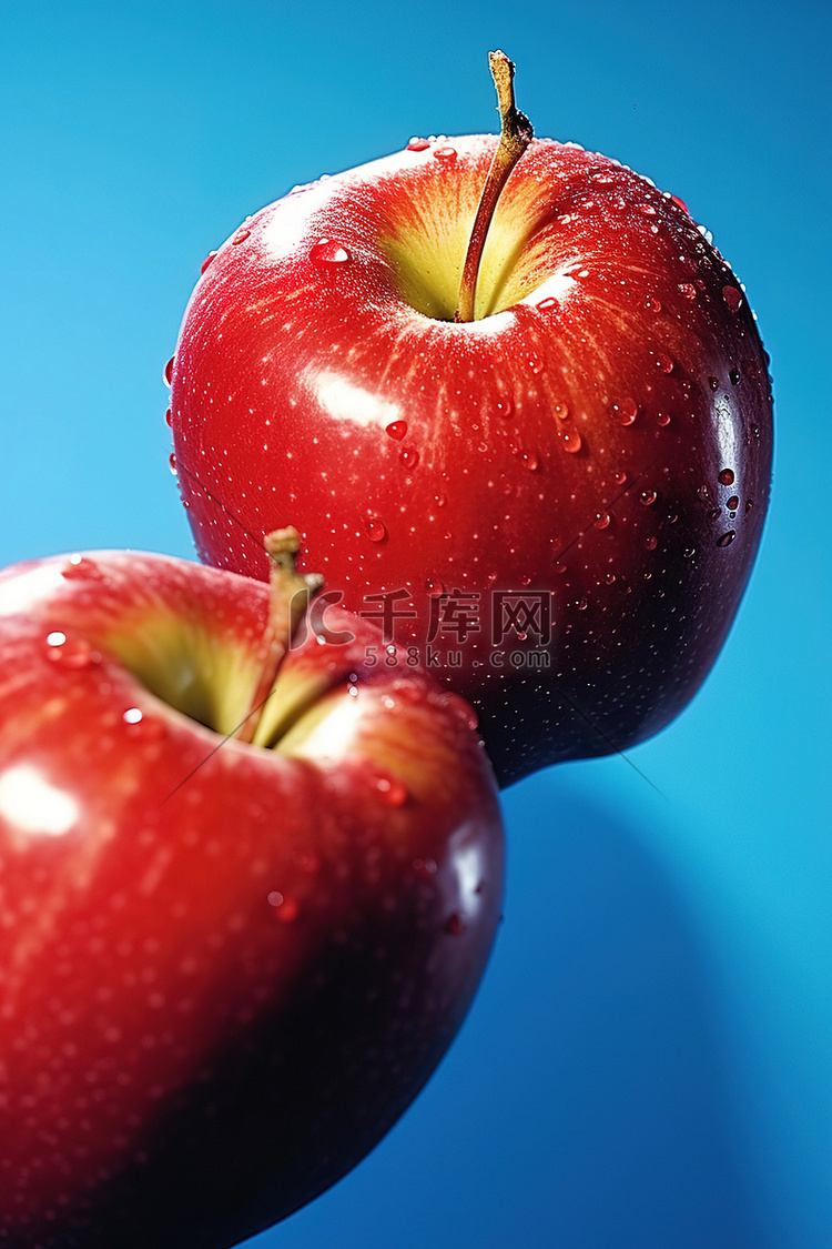 蓝色背景上设置的红苹果，闪烁着