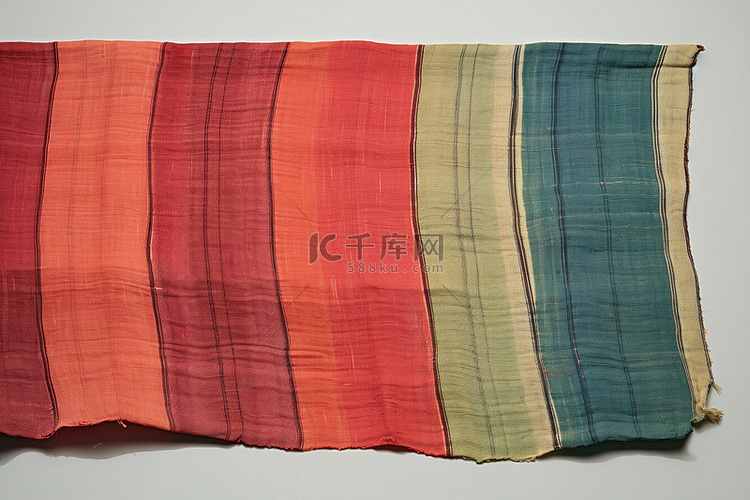 折叠起来的亚麻布上的彩色条纹布